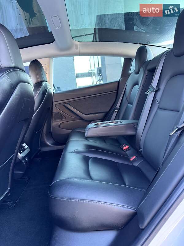 Седан Tesla Model 3 2019 в Луцке