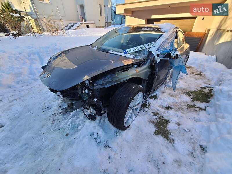 Седан Tesla Model 3 2019 в Львове