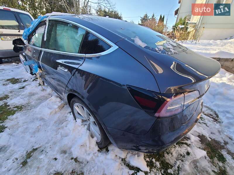 Седан Tesla Model 3 2019 в Львове