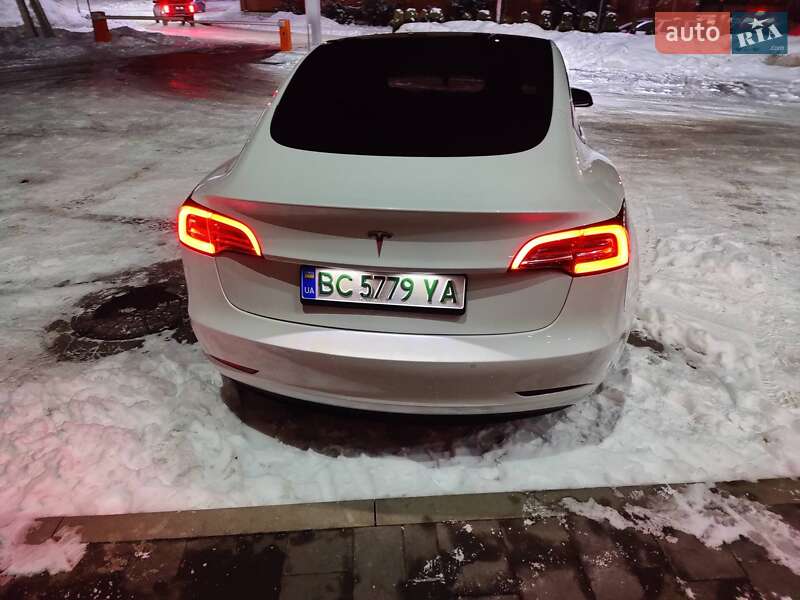 Седан Tesla Model 3 2021 в Львове