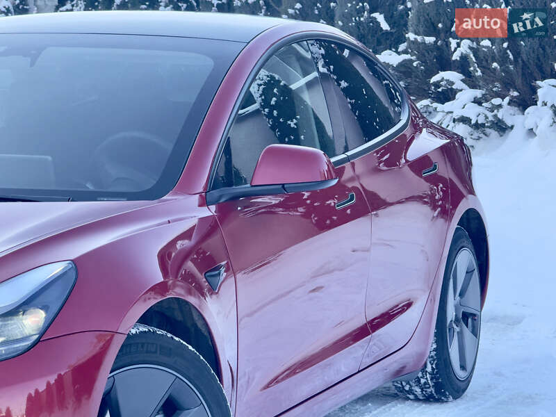 Седан Tesla Model 3 2023 в Стрию
