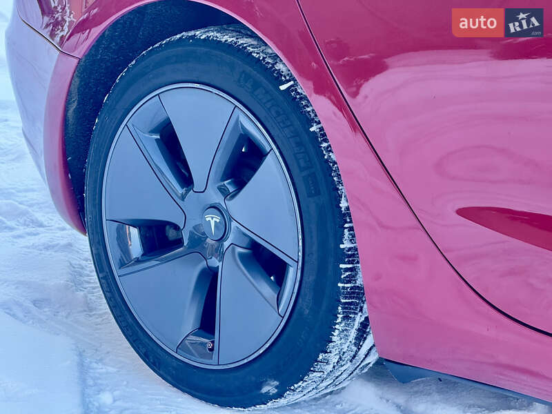 Седан Tesla Model 3 2023 в Стрию