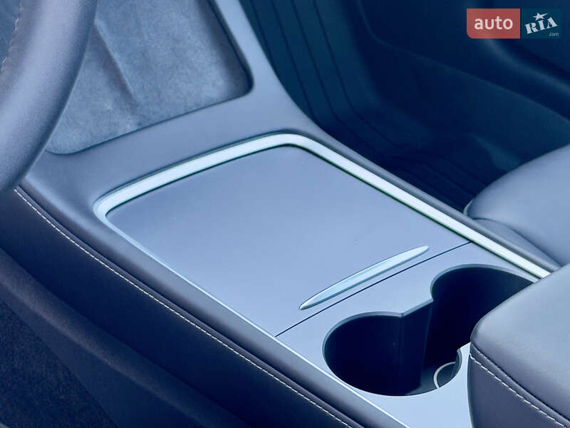 Седан Tesla Model 3 2023 в Стрию