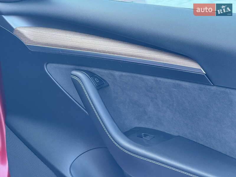 Седан Tesla Model 3 2023 в Стрию