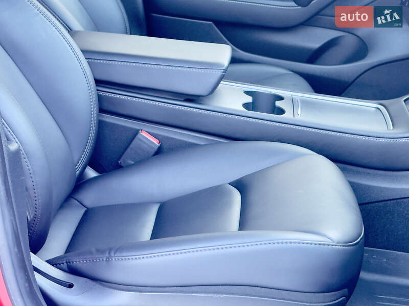 Седан Tesla Model 3 2023 в Стрию