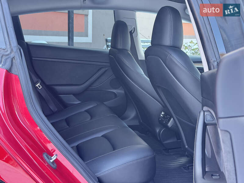 Седан Tesla Model 3 2023 в Стрию