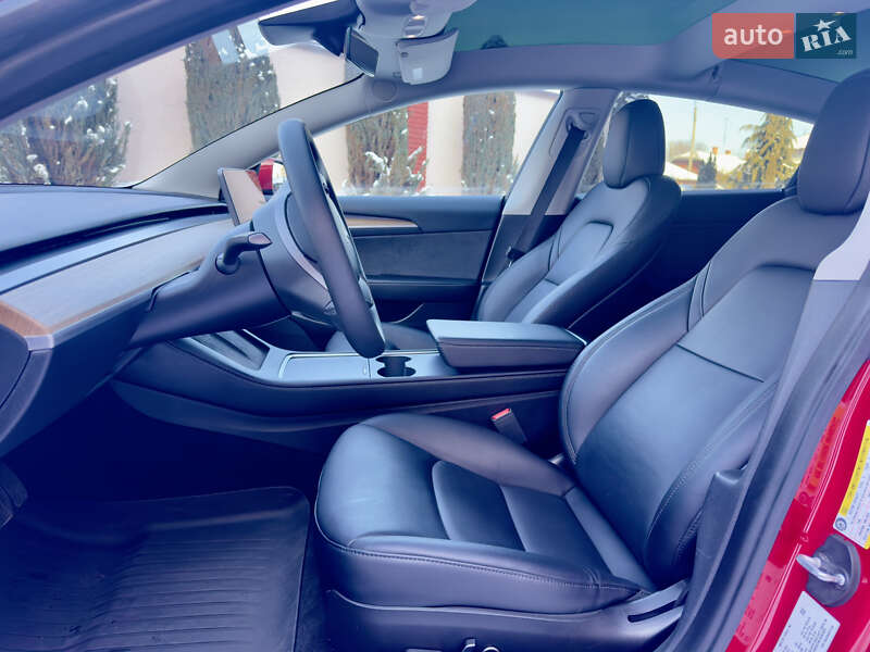 Седан Tesla Model 3 2023 в Стрию