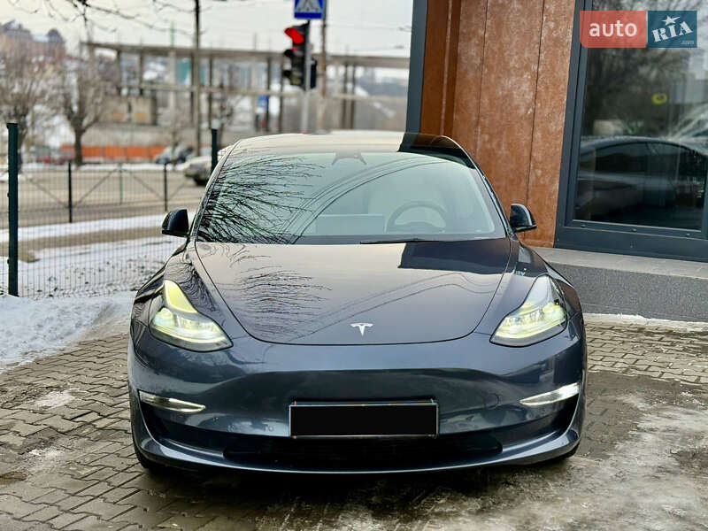 Седан Tesla Model 3 2022 в Чернівцях
