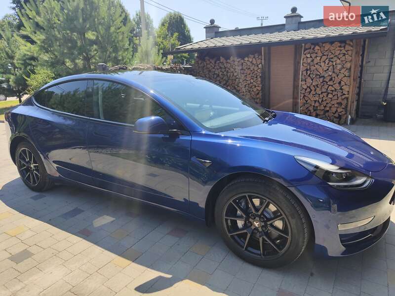 Седан Tesla Model 3 2022 в Ровно