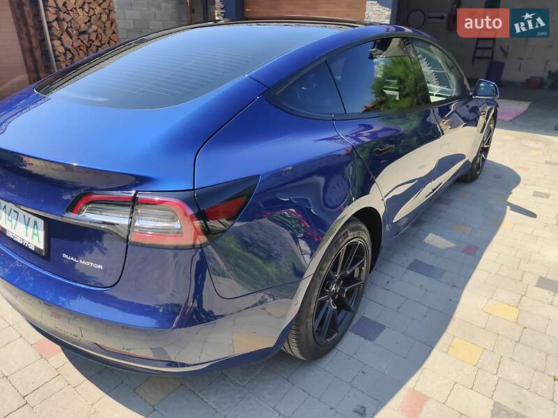 Седан Tesla Model 3 2022 в Ровно