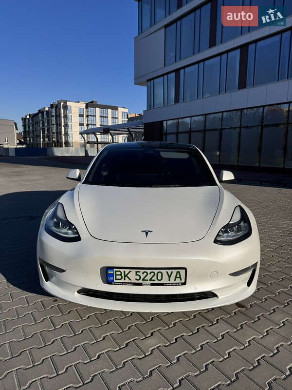 Седан Tesla Model 3 2022 в Ровно