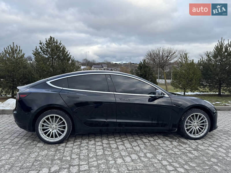 Седан Tesla Model 3 2018 в Львові