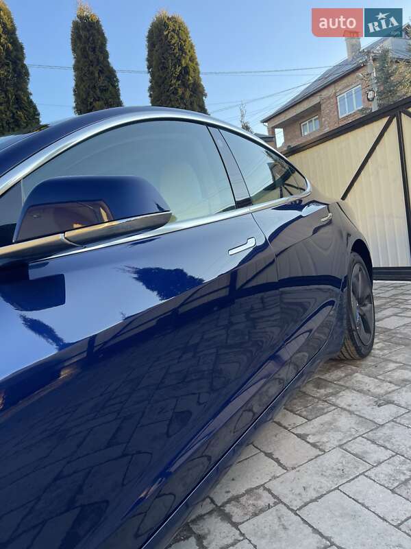 Седан Tesla Model 3 2018 в Львове