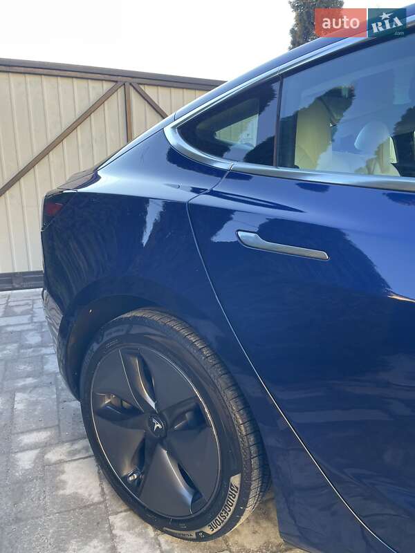 Седан Tesla Model 3 2018 в Львове