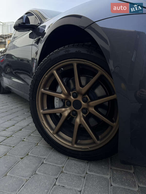 Седан Tesla Model 3 2019 в Івано-Франківську