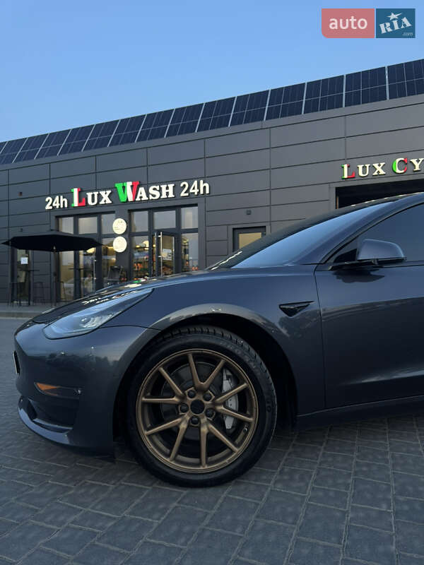 Седан Tesla Model 3 2019 в Івано-Франківську