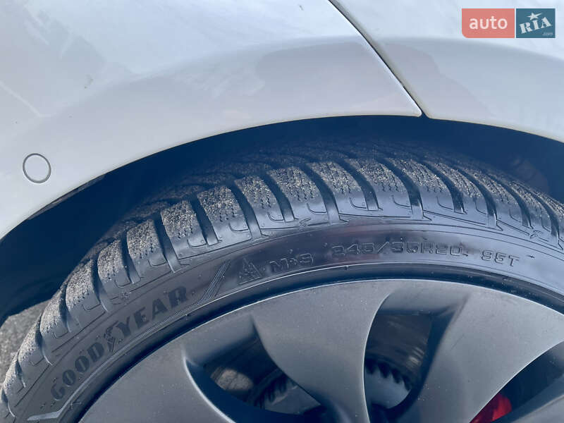 Седан Tesla Model 3 2021 в Киеве