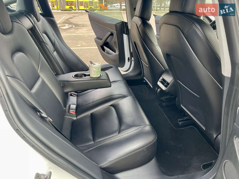 Седан Tesla Model 3 2021 в Киеве
