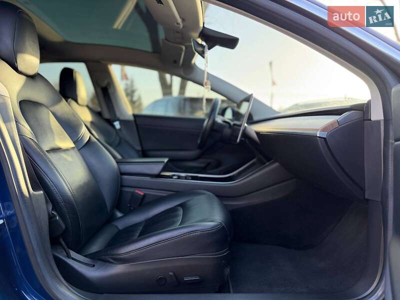 Седан Tesla Model 3 2018 в Львове