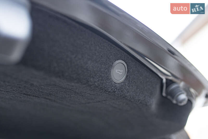 Седан Tesla Model 3 2024 в Самборі