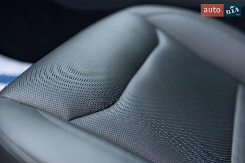 Седан Tesla Model 3 2024 в Самборі