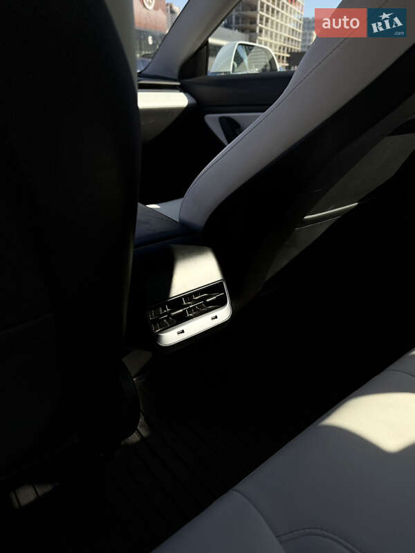 Седан Tesla Model 3 2019 в Киеве