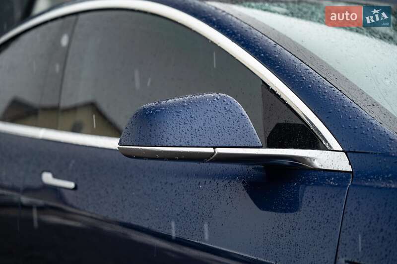 Седан Tesla Model 3 2018 в Черновцах