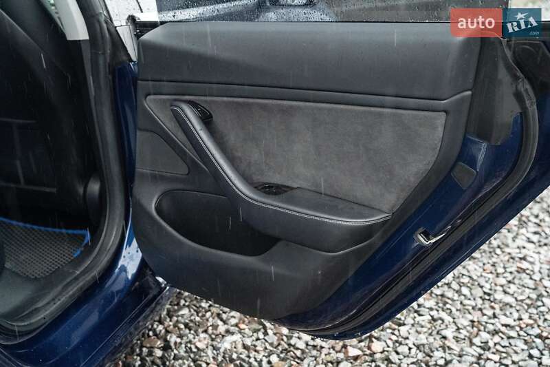 Седан Tesla Model 3 2018 в Черновцах