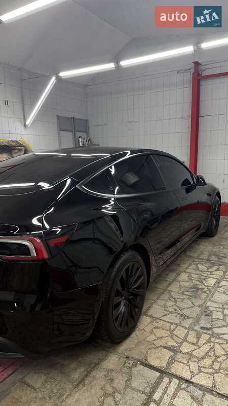Седан Tesla Model 3 2025 в Киеве