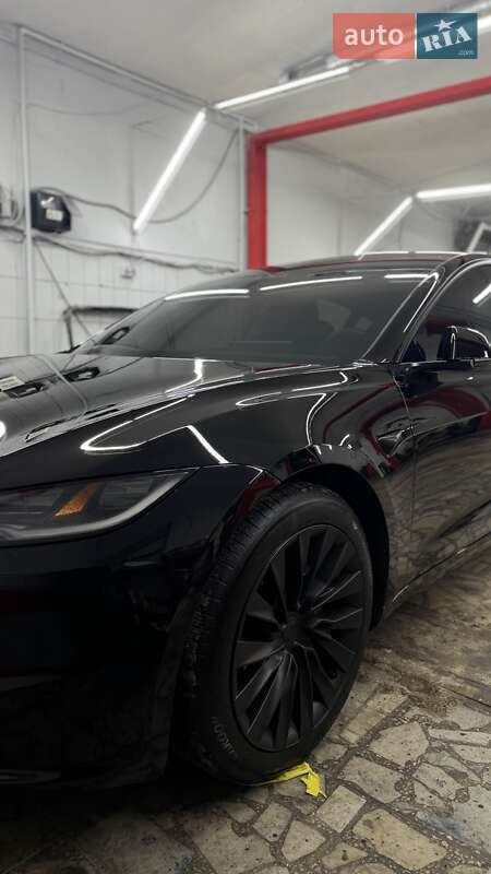 Седан Tesla Model 3 2025 в Киеве