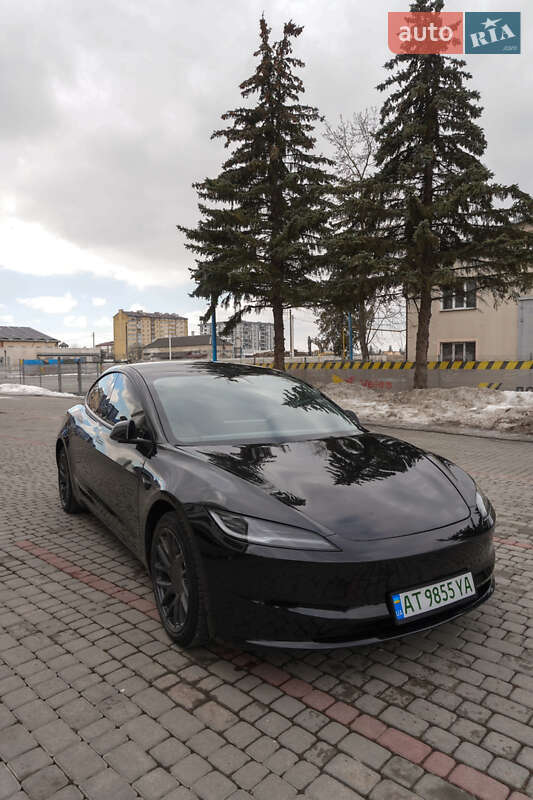Седан Tesla Model 3 2024 в Івано-Франківську