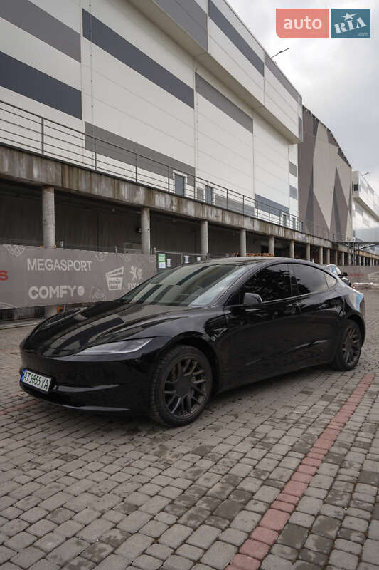 Седан Tesla Model 3 2024 в Івано-Франківську