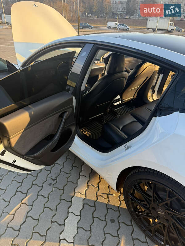 Седан Tesla Model 3 2018 в Суховоле