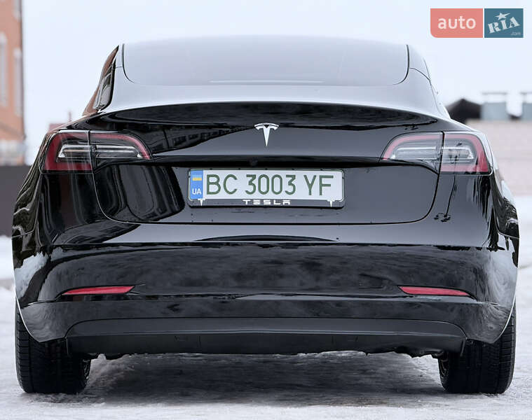 Седан Tesla Model 3 2023 в Стрию