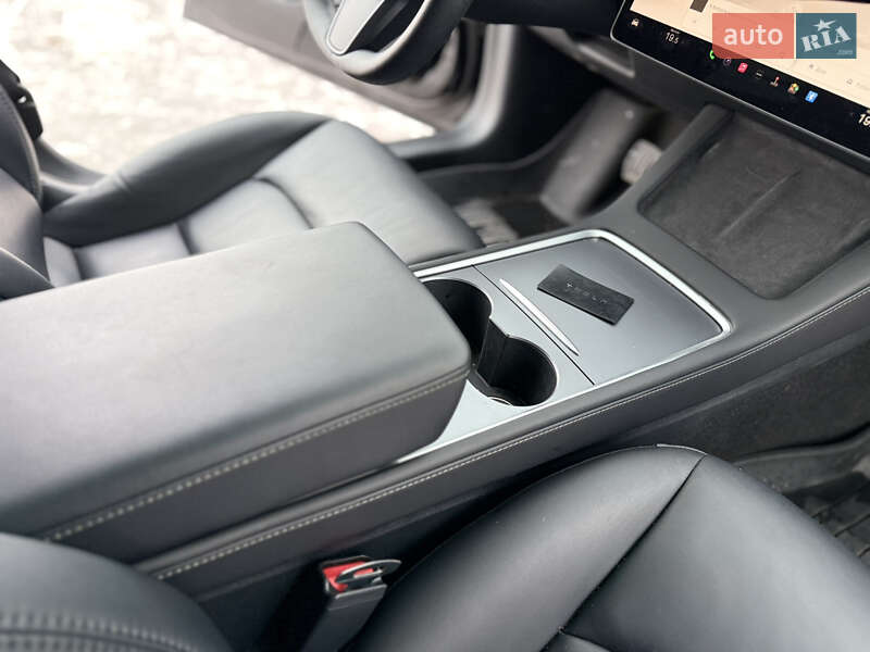 Седан Tesla Model 3 2023 в Стрию