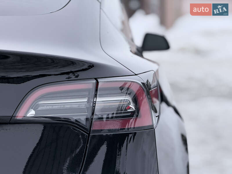 Седан Tesla Model 3 2023 в Стрию
