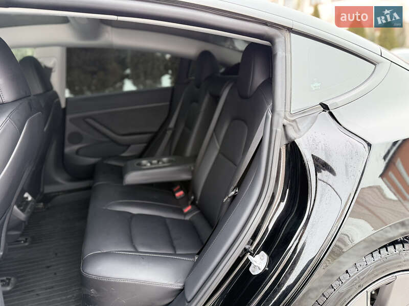 Седан Tesla Model 3 2023 в Стрию