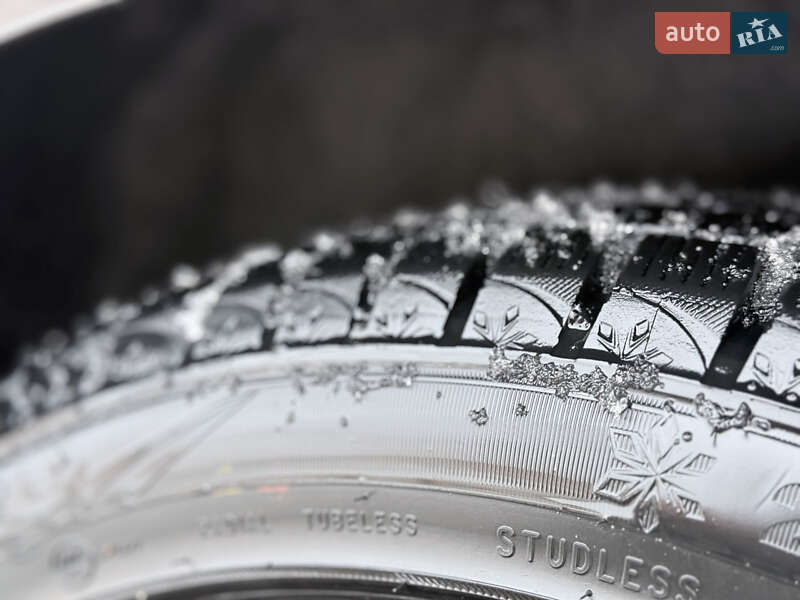 Седан Tesla Model 3 2023 в Стрию