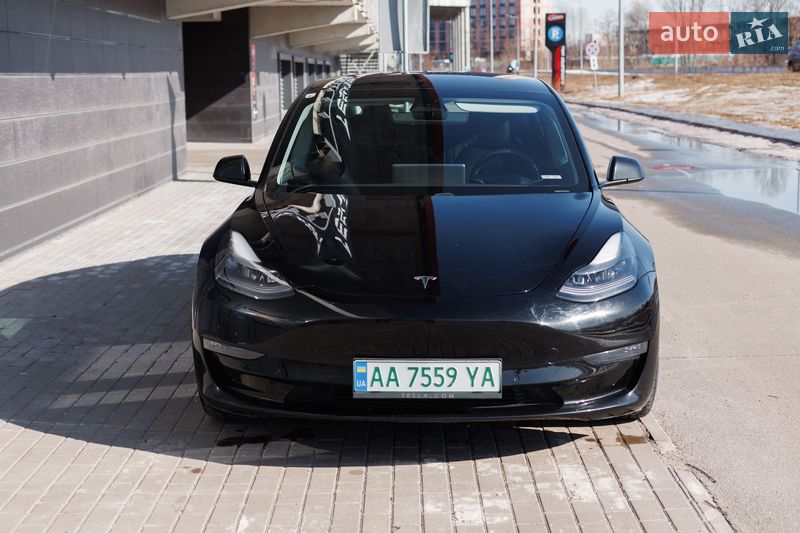 Седан Tesla Model 3 2021 в Киеве