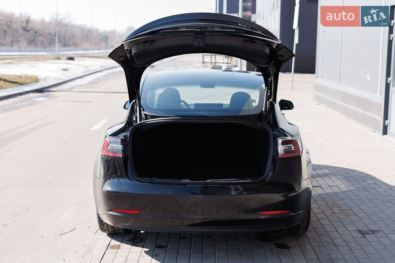 Седан Tesla Model 3 2021 в Киеве