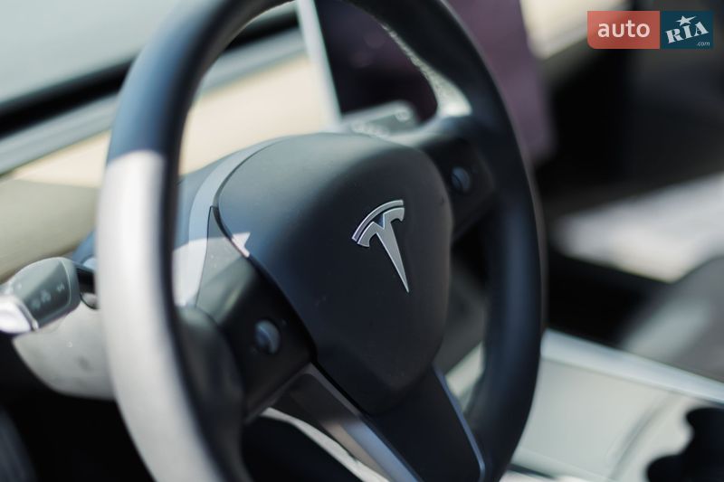 Седан Tesla Model 3 2021 в Киеве