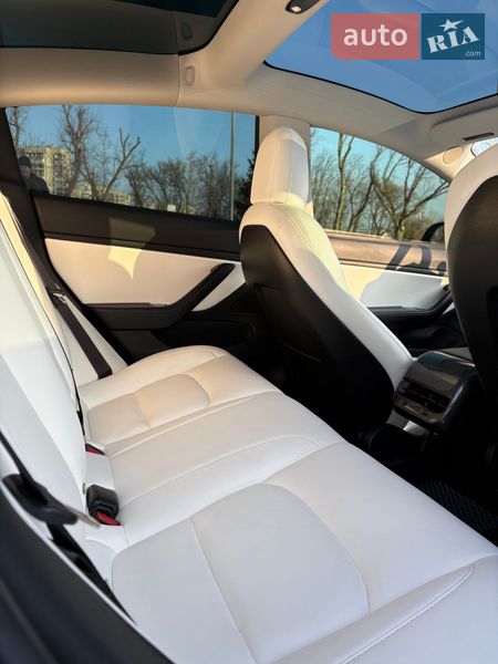 Седан Tesla Model 3 2018 в Києві