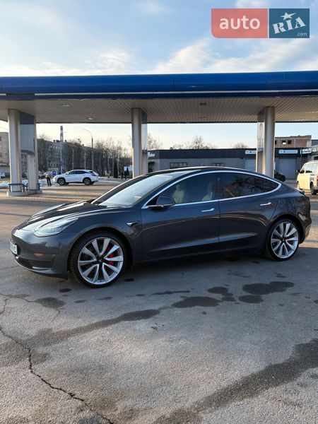 Седан Tesla Model 3 2018 в Черкасах