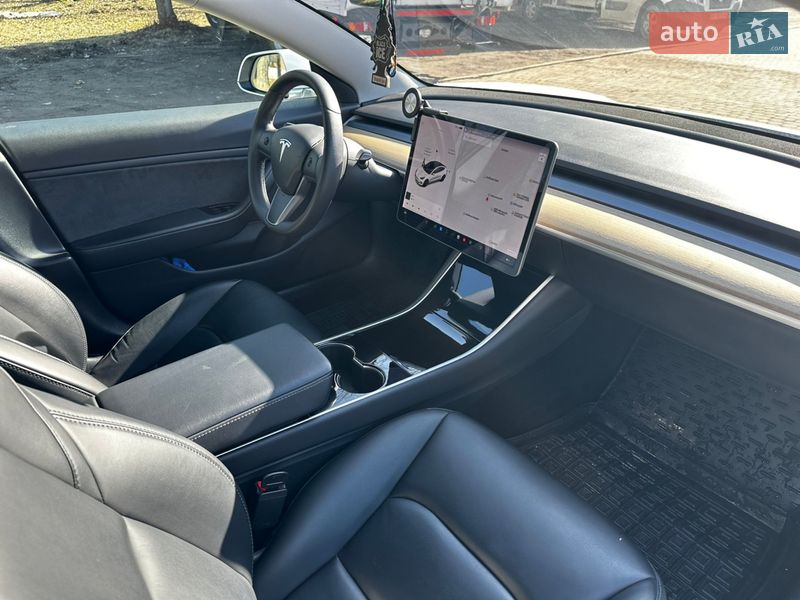 Седан Tesla Model 3 2019 в Львове