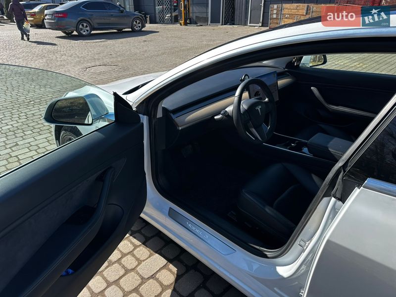 Седан Tesla Model 3 2019 в Львове