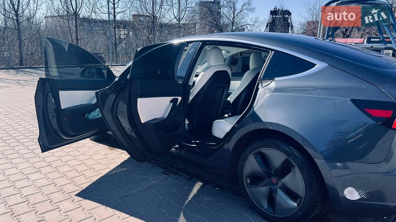 Седан Tesla Model 3 2018 в Кривом Роге