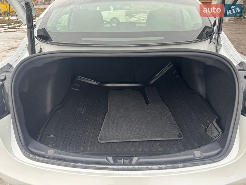 Седан Tesla Model 3 2022 в Новой Водолаге