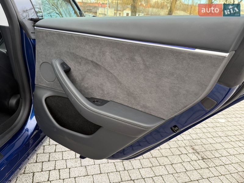 Седан Tesla Model 3 2024 в Львові