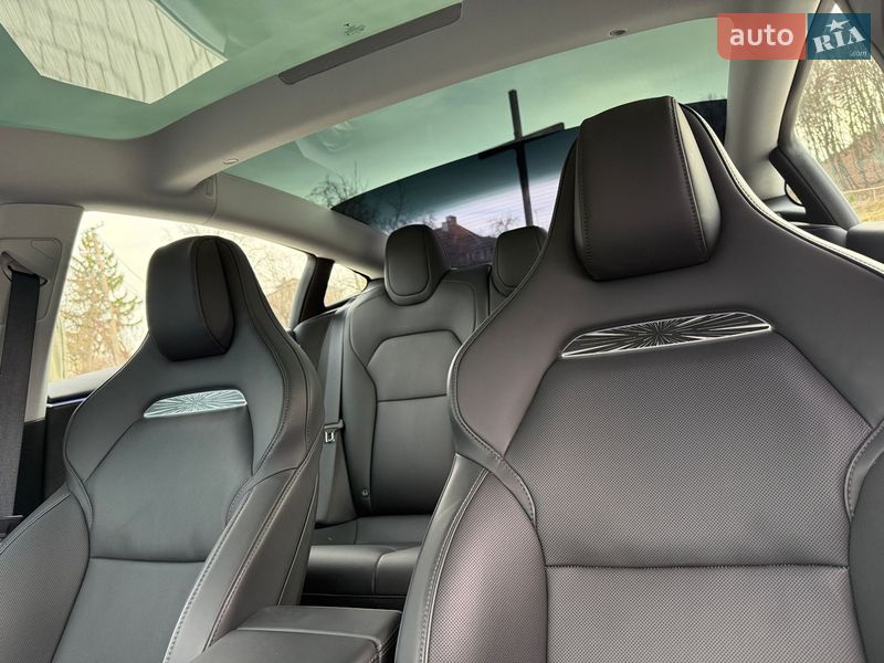 Седан Tesla Model 3 2024 в Львові
