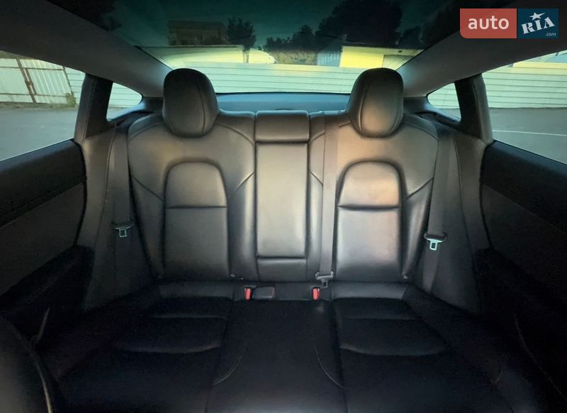 Седан Tesla Model 3 2020 в Ровно